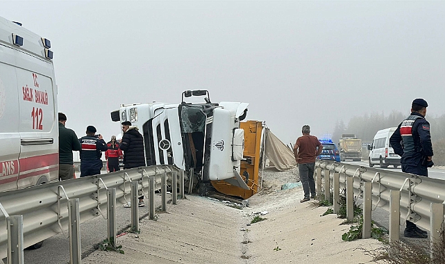 Devrilen kamyonda sıkışan sürücü yaralandı