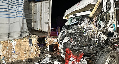 Edirne'de 2 TIR ve 3 otomobilin karıştığı zincirleme kaza: 1 ölü, 2 yaralı