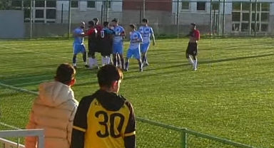 Futbolcular arasında arbede çıktı; maç tatil edildi