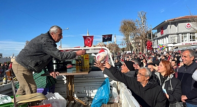 Geçit töreninde dağıtılan hediyeler için kıyasıya yarış