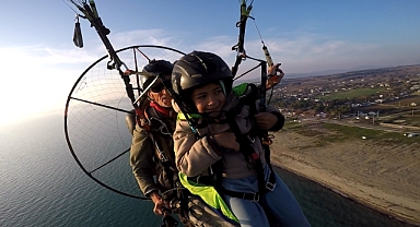 Hamza ve Seyit kardeşlerin, Saros'ta paramotorla uçuş heyecanı