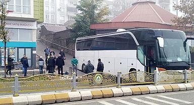 Kayganlaşan yolda kontrolden çıkan tur otobüsü orta refüje çarpıp yolu kapattı