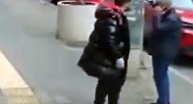 Kendisini evden çıkartan mülk sahibini darbetti; o anlar kamerada