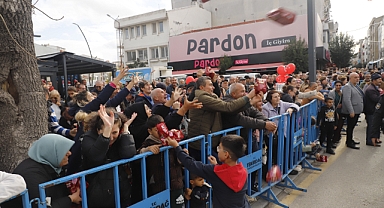 Kurtuluş gününde 'kek' izdihamı; çocuklar ezilme tehlikesi geçirdi