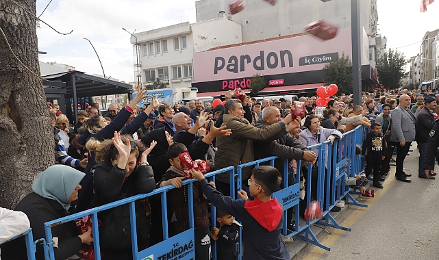 Kurtuluş gününde 'kek' izdihamı; çocuklar ezilme tehlikesi geçirdi