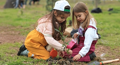 ÖĞRENCİLER, GAZİ MUSTAFA KEMAL ATATÜRK'Ü ANARAK YEŞİL VATAN İÇİN GELECEĞE NEFES OLACAK