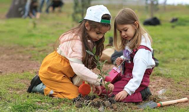 ÖĞRENCİLER, GAZİ MUSTAFA KEMAL ATATÜRK'Ü ANARAK YEŞİL VATAN İÇİN GELECEĞE NEFES OLACAK