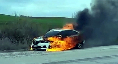 Otomobil, seyir sırasında alev aldı; sürücü son anda kurtuldu
