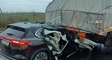 Otomobil, TIR’a arkadan çarptı: 3 yaralı