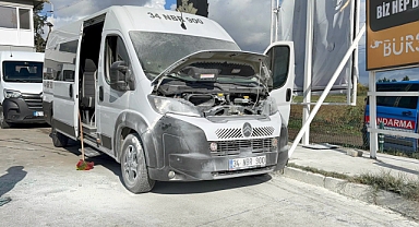 Park halinde alev alan servis minibüs yandı