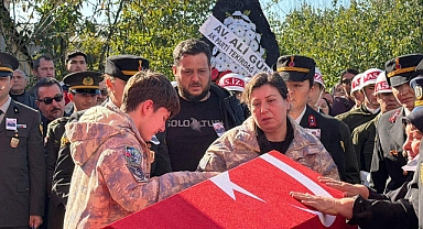 Şehit Astsubay Başçavuş Aykut’u, eşi ve oğlu parkasını giyerek son yolculuğuna uğurladı