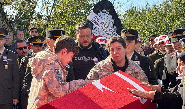 Şehit Astsubay Başçavuş Aykut’u, eşi ve oğlu parkasını giyerek son yolculuğuna uğurladı