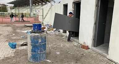 Sentetik Sahadaki Lavabo ve Tuvaletler Yenilendi 