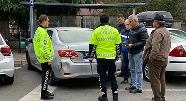 Servis Aracı Park Halindeki Araca Çarptı 