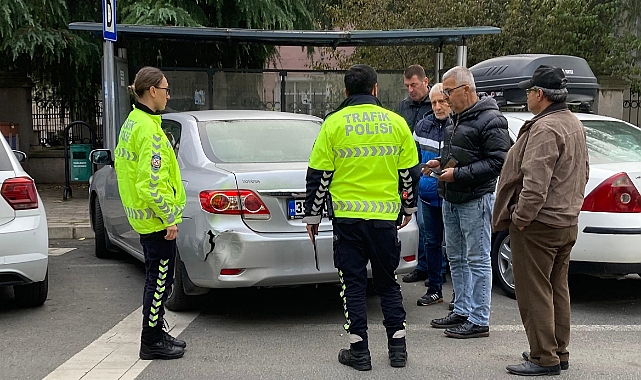 Servis Aracı Park Halindeki Araca Çarptı