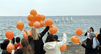 Tekirdağlı yelkenciler, lösemiye dikkat çekmek için turuncu balonlarla denize açıldı