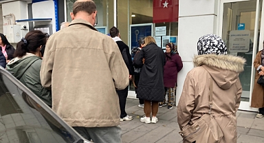 TOKİ İçin Banka Önünde Kuyruklar Oluştu 