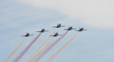 Türk Yıldızları'ndan Çorlu'da gösteri uçuşu