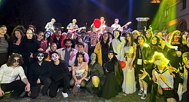 Üniversite öğrencilerinden tematik makyaj ve kıyafetlerle ‘korku gecesi’