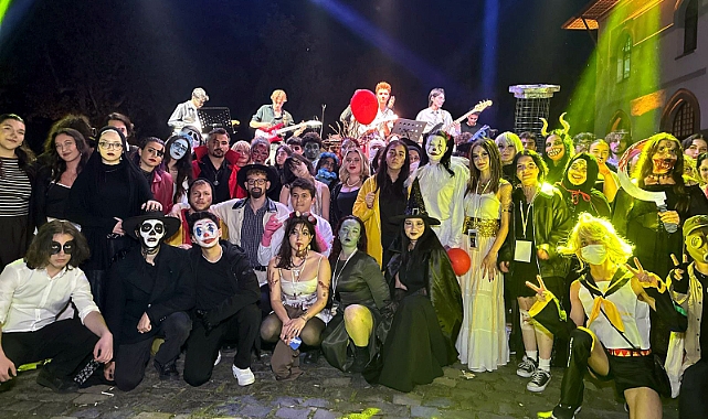 Üniversite öğrencilerinden tematik makyaj ve kıyafetlerle ‘korku gecesi’