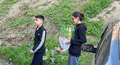 Yangında dumanın kapladığı apartmandaki evlerinden kafesteki kuşu ile çıktı