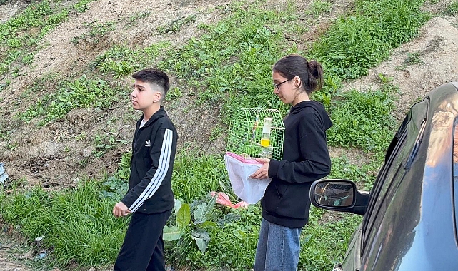 Yangında dumanın kapladığı apartmandaki evlerinden kafesteki kuşu ile çıktı