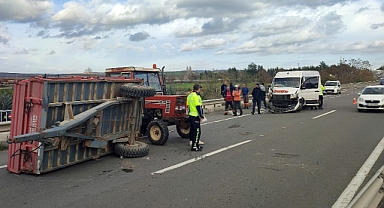 Yolcu midibüsü traktör römorkuna çarptı: 1 yaralı