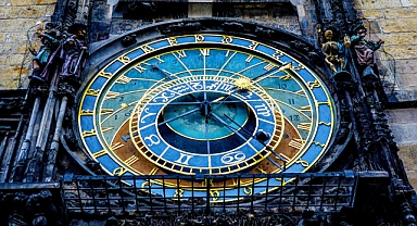 8 Aralık 2025 Pazartesi Günlük Burç Yorumları: Bugün Sizi Neler Bekliyor?