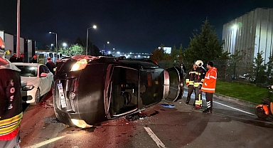 Alkollü sürücünün kullandığı otomobil park halindeki araçlara çarptı
