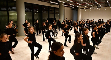 Çocuk Halk Dansları Topluluğu Büyük Heyecanla Çalışmalarını Sürdürüyor