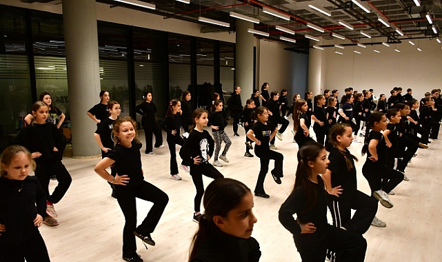 Çocuk Halk Dansları Topluluğu Büyük Heyecanla Çalışmalarını Sürdürüyor