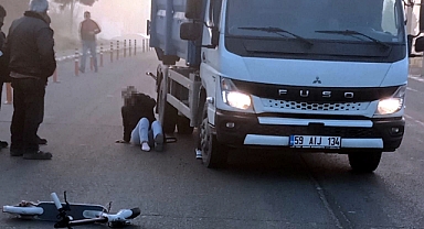 Devrilen skuterin sürücüsünün ayağının üzerinden kamyonet geçti