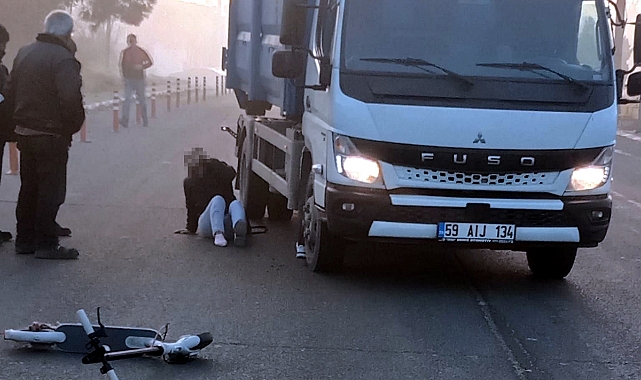 Devrilen skuterin sürücüsünün ayağının üzerinden kamyonet geçti