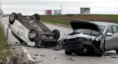 Edirne’de çarpışan otomobillerden birinin takla attığı kaza kamerada; 2 yaralı