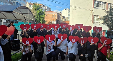 Emekliye ayrılan 38 yıllık öğretmene duygusal veda