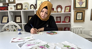 Geleneksel el sanatı Edirnekari'yi kendi ürettiği kağıtlara işliyor