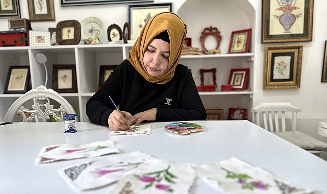 Geleneksel el sanatı Edirnekari'yi kendi ürettiği kağıtlara işliyor