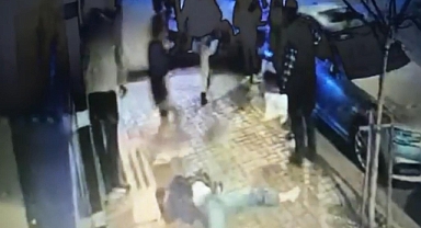 Kaza sırasında savrulan motosiklet sürücüsü yayaya çarptı; o anlar kamerada