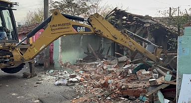 Narkotik olaylarıyla anılan 'Kore Mahallesi'nde metruk binaların yıkımı sürüyor