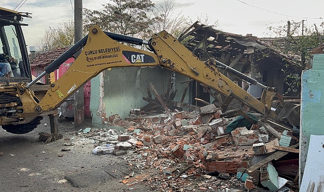 Narkotik olaylarıyla anılan 'Kore Mahallesi'nde metruk binaların yıkımı sürüyor