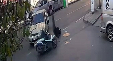 Otomobille çarpışan motosikletin sürücü yaralandı; kaza kamerada