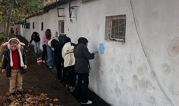 Pehlivanköy’de Okul Duvarları Gönüllü Öğrencilerle Renklendirildi
