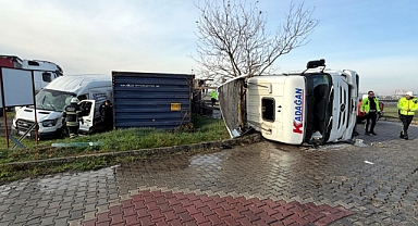 Refüjü aşıp karşı yöne geçen TIR, minibüse çarptı; 1'i çocuk, 5 yaralı