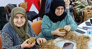 Şehit yakınları, kağıt ipten örgü çanta yapmayı öğreniyor