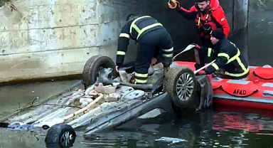 Sisli havada otomobil dereye uçtu; 18 yaşındaki İsa öldü