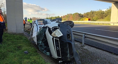 Tekirdağ'da bariyere çarpıp takla atan otomobilde 2 kişi yaralandı