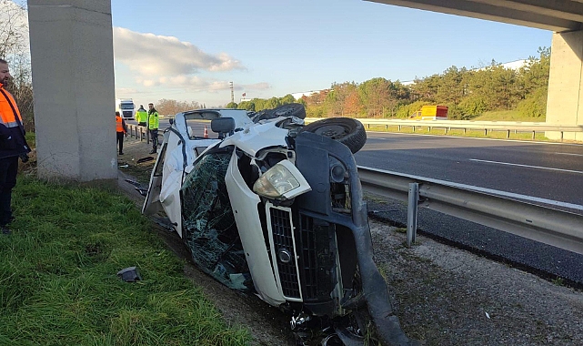 Tekirdağ'da bariyere çarpıp takla atan otomobilde 2 kişi yaralandı