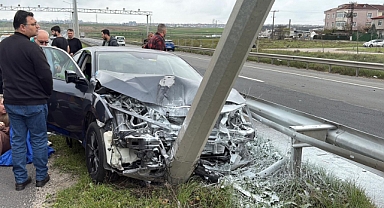 Tekirdağ'da kontrolden çıkan otomobil elektrik direğine çarptı; 2 yaralı