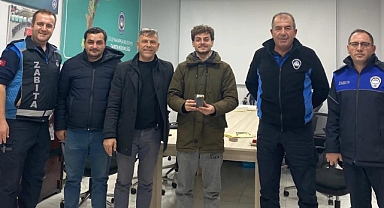 Yanlışlıkla konteynere attığı cüzdanı, çöp kamyonunda bulundu