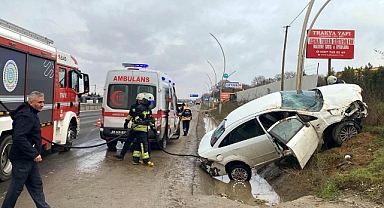 Direğe çarpan otomobilde 3 kişi yaralandı